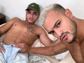 Botei o loirinho safado da minha rua pra mamar