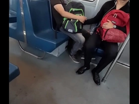 Agarrrandole la verga en el metro